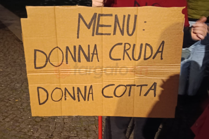 Un cartellone di NonUnaDiMeno durante la manifestazione nella Giornata contro la Violenza sulle Donne