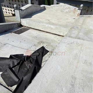 Alcune tombe del cimitero di Cherasco già interessate dalla rimozione delle coperture nelle scorse settimane Alcune tombe del cimitero di Cherasco già interessate dalla rimozione delle coperture nelle scorse settimane