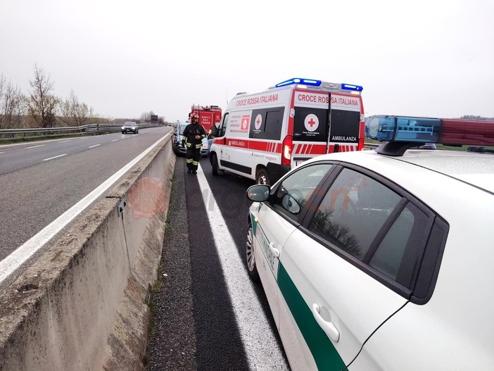 Auto e autocarro si scontrano sulla tangenziale di Bra: illese le persone a bordo