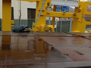 Le immagini che testimoniano la posa delle cinghie con le quali il carico era stato ancorato e la presenza delle cinghie dopo l'incidente Le immagini che testimoniano la posa delle cinghie con le quali il carico era stato ancorato e la presenza delle cinghie dopo l'incidente