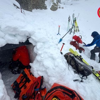 I soccorsi hanno impegnato il servizio di emergenza di Azienda Zero, il Soccorso Alpino e Speleologico Piemontese e i Vigili del Fuoco con una squadra Saf partita da Cuneo e l'elicottero Drago partito da Torino