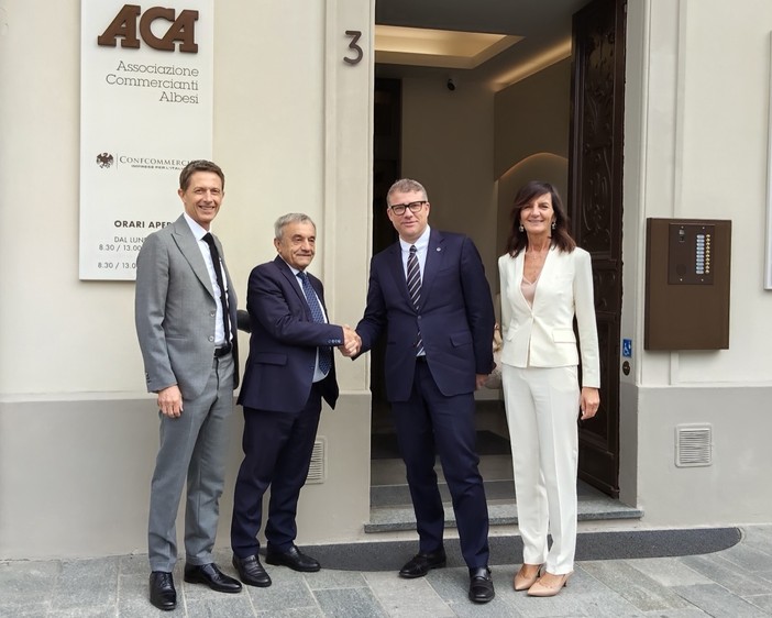 Il segretario generale di Confcommercio Marco Barbieri stringe la mano al presidente ACA Giuliano Viglione, tra il direttore ACA Fabrizio Pace e il vice direttore Silvia Anselmo, all’ingresso del Palazzo ACA