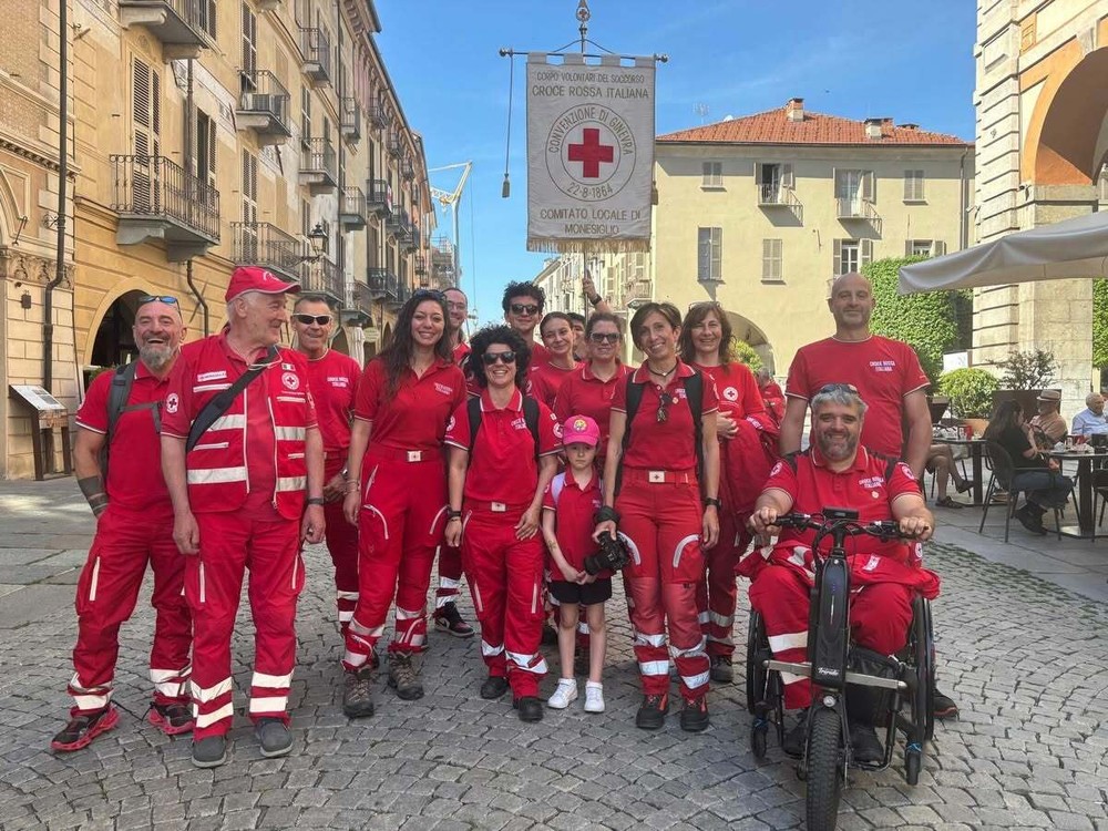 Un gruppo di volontari della Cri di Monesiglio, nel maggio scorso a Cuneo (Fb)