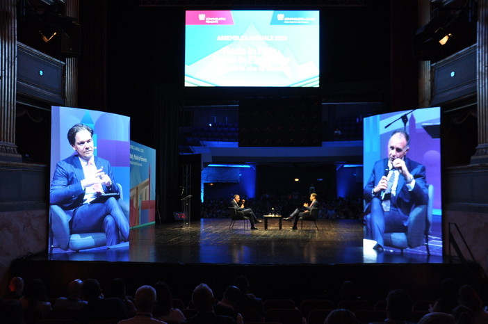 Il presidente nazionale di Confindustria Emanuele Orsini sul palco del Teatro Sociale di Alba Il presidente nazionale di Confindustria Emanuele Orsini sul palco del Teatro Sociale di Alba