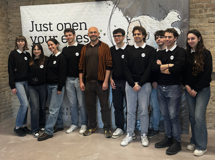 Il gruppo di Wild Life Protection con l'artista Valerio Berruti