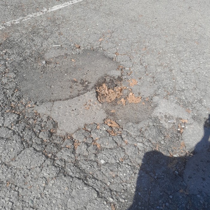 Il degrado di piazza Martiri della Libertà: buche, segnaletica invisibile e uno Sferisterio che fa discutere