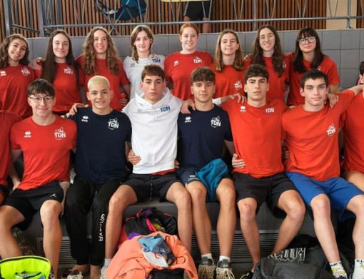 I cinque portacolori della ValleBelbo Sport con il Team Dimensione Nuoto