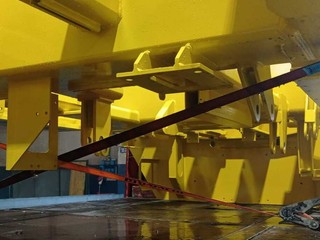 Le immagini che testimoniano la posa delle cinghie con le quali il carico era stato ancorato e la presenza delle cinghie dopo l'incidente Le immagini che testimoniano la posa delle cinghie con le quali il carico era stato ancorato e la presenza delle cinghie dopo l'incidente