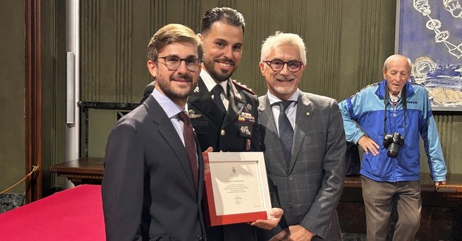 Il comandante Santoro col sindaco Alberto Gatto e l'ex primo cittadino Carlo Bo Il comandante Santoro col sindaco Alberto Gatto e l'ex primo cittadino Carlo Bo