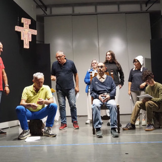 Le prove dello spettacolo che sabato inaugurerà la stagione teatrale della Biblioteca Civica di Ceresole d'Alba Le prove dello spettacolo che sabato inaugurerà la stagione teatrale della Biblioteca Civica di Ceresole d'Alba
