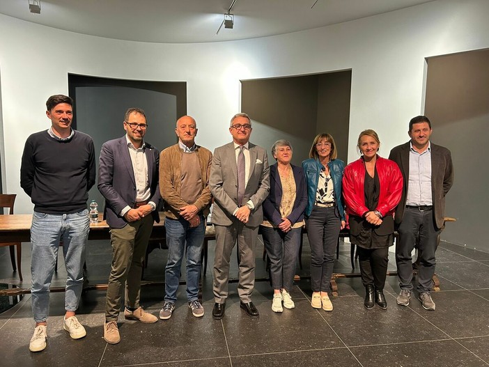 Al centro il Presidente della Camera di Commercio di Cuneo, dr. Luca Crosetto, che ha presieduto l'Assemblea del GAL nel momento dell'elezione del CDA