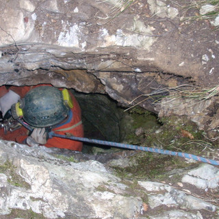 L'ingresso della grotta in un'immagine del portale Catasto Grotte Piemonte (https://catastogrotte-piemonte.net/) L'ingresso della grotta in un'immagine del portale Catasto Grotte Piemonte (https://catastogrotte-piemonte.net/)