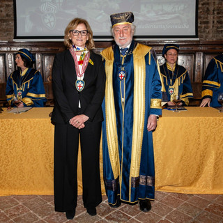 I Cavalieri del Tartufo e dei Vini d'Alba riuniti per il 330° Capitolo della Primavera in Langa: collare onorario al questore Minucci