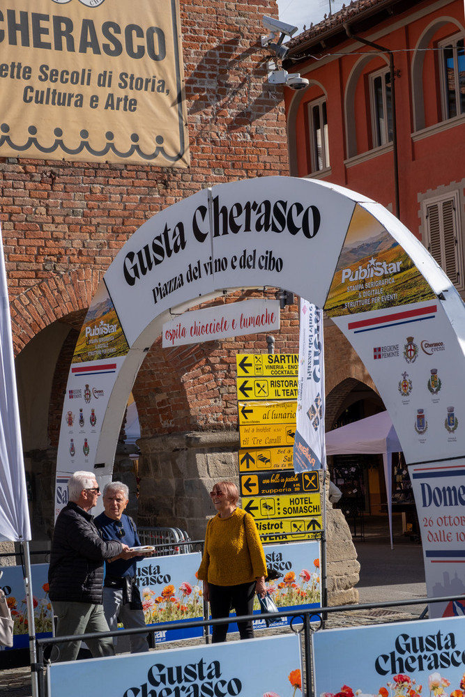 Torna “Gusta Cherasco”: la piazza del vino e del cibo Torna “Gusta Cherasco”: la piazza del vino e del cibo