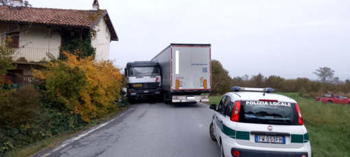 Due mezzi pesanti si scontrano lungo la Provinciale 58 a La Morra Due mezzi pesanti si scontrano lungo la Provinciale 58 a La Morra