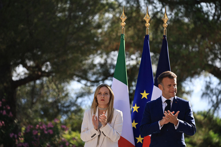 Giorgia Meloni ed Emmanuel Macron (foto Adnkronos)