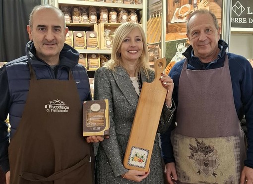 Tiziana Martino all'ultima Fiera Tartufo Alba con Cristiano Mugavero produttore dei Biscotti di Pamparato e Andrea Giaccone scultore e artigiano del legno