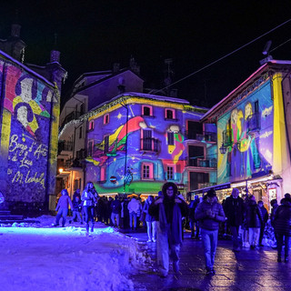 Il presepe pop allestito da Marco Lodola Il presepe pop allestito da Marco Lodola