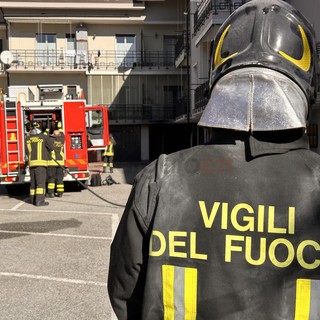 Envie: in fiamme la cucina di un'abitazione, necessario l'intervento dei vigili del fuoco