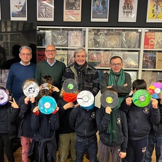 L'Associazione Alec porta la cultura del vinile nelle scuole: musica, arte e storia si incontrano attraverso le copertine dei dischi L'Associazione Alec porta la cultura del vinile nelle scuole: musica, arte e storia si incontrano attraverso le copertine dei dischi
