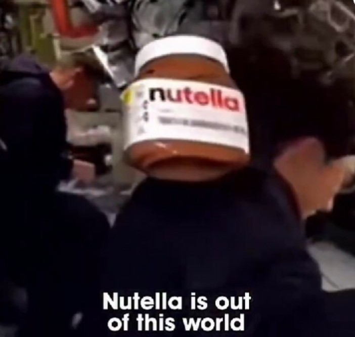 Da Alba allo spazio, la Nutella a bordo della capsula Orion: virale il video dell'iconico barattolo che fluttua tra gli astronauti Da Alba allo spazio, la Nutella a bordo della capsula Orion: virale il video dell'iconico barattolo che fluttua tra gli astronauti