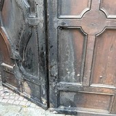 Il portone del Comando di via Moffa di Lisio rovinato dal fuoco