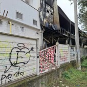 L'edificio di via San Rocco, ora distrutto dal rogo L'edificio di via San Rocco, ora distrutto dal rogo