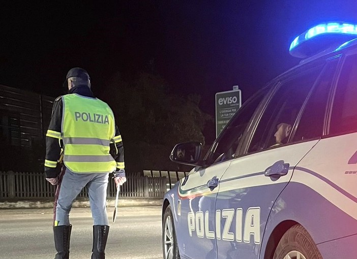 Decine di bottiglie di liquore e pacchi di caffè occultati su una vettura fermata in autostrada Decine di bottiglie di liquore e pacchi di caffè occultati su una vettura fermata in autostrada