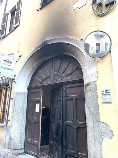 Bra, 70enne denunciato per il fuoco appiccato al portale del Comando di Polizia Locale