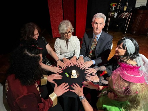Al Teatro Garavagno di Trinità “Questione di spirito”, brillante commedia interpretata dalla compagnia Chat noir Al Teatro Garavagno di Trinità “Questione di spirito”, brillante commedia interpretata dalla compagnia Chat noir