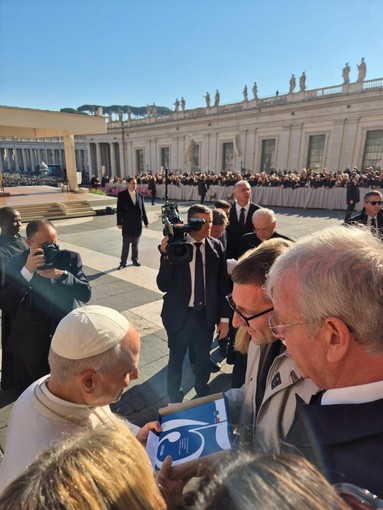 Il presidente Buttieri dona al Papa la pubblicazione celebrativa realizzata in occasione dell’anniversario dell'organizzazione Il presidente Buttieri dona al Papa la pubblicazione celebrativa realizzata in occasione dell’anniversario dell'organizzazione