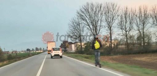 Investiti mentre camminavano lungo la Statale 28, i social: "Tragedia annunciata" Investiti mentre camminavano lungo la Statale 28, i social: "Tragedia annunciata"