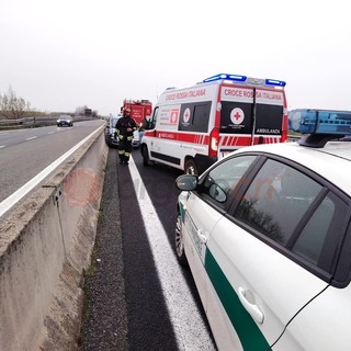 Auto e autocarro si scontrano sulla tangenziale di Bra: illese le persone a bordo