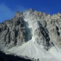 Il canalone e il cono detritico visti dal sentiero per il colle di Viso e il rifugio Quintino Sella: è visibile la polvere in sospensione dovuta ai continui distacchi di pietre ancora in corso (foto Arpa Piemonte) Il canalone e il cono detritico visti dal sentiero per il colle di Viso e il rifugio Quintino Sella: è visibile la polvere in sospensione dovuta ai continui distacchi di pietre ancora in corso (foto Arpa Piemonte)