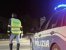Decine di bottiglie di liquore e pacchi di caffè occultati su una vettura fermata in autostrada Decine di bottiglie di liquore e pacchi di caffè occultati su una vettura fermata in autostrada