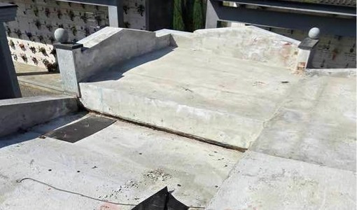 Alcune tombe del cimitero di Cherasco già interessate dalla rimozione delle coperture nelle scorse settimane
