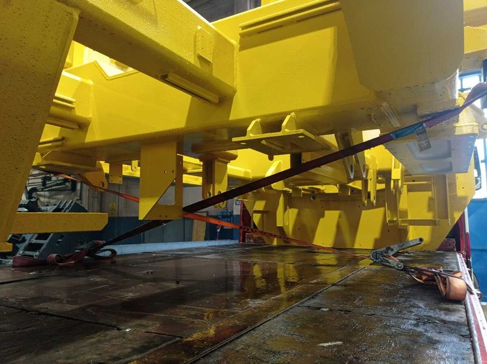 Le immagini che testimoniano la posa delle cinghie con le quali il carico era stato ancorato e la presenza delle cinghie dopo l'incidente Le immagini che testimoniano la posa delle cinghie con le quali il carico era stato ancorato e la presenza delle cinghie dopo l'incidente