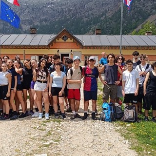 Le aule a cielo aperto della Valle Gesso: gli studenti del Liceo Soleri in cammino verso il rifugio Valasco con il Cai