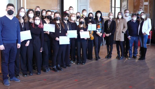 Gli studenti premiati durante la cerimonia al Liceo Musicale &quot;Leonardo Da Vinci&quot; di Alba