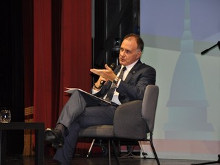 Il presidente nazionale di Confindustria Emanuele Orsini sul palco del Teatro Sociale di Alba Il presidente nazionale di Confindustria Emanuele Orsini sul palco del Teatro Sociale di Alba