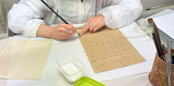 La lettera in fase di restauro