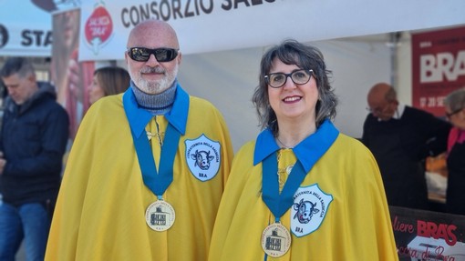 Nelle foto la Confraternita della Salsiccia di Bra alla fiera di Pasquetta Nelle foto la Confraternita della Salsiccia di Bra alla fiera di Pasquetta