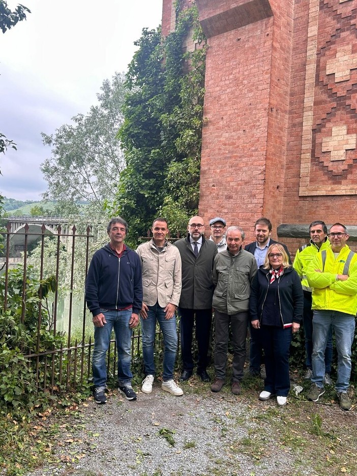 Foto di gruppo durante la consegna del primo lotto dei lavori relativi al ponte di Pollenzo Foto di gruppo durante la consegna del primo lotto dei lavori relativi al ponte di Pollenzo