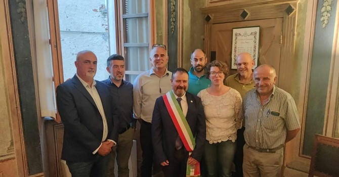 La maggioranza del sindaco Terreno all'insediamento, nel giugno 2024. terzo da sinistra il vicesindaco Ballauri La maggioranza del sindaco Terreno all'insediamento, nel giugno 2024. terzo da sinistra il vicesindaco Ballauri