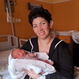 La paziente presa in cura dall'ospedale Sant'Anna col piccolo Riccardo, suo terzogenito