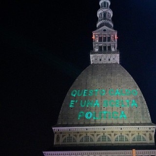31 luglio: la scritta proiettata sulla facciata della Mole Antonelliana a Torino dal movimento Extinction Rebellion 31 luglio: la scritta proiettata sulla facciata della Mole Antonelliana a Torino dal movimento Extinction Rebellion