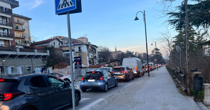 Lunghe file di auto ferme in coda in uscita dalla città