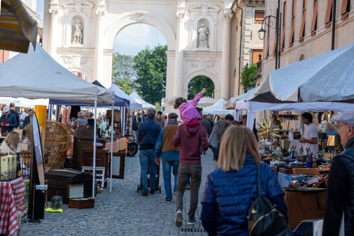 Cherasco si prepara a riaccendere la magia del vintage: in arrivo il Mercato dell'Antiquariato e del Collezionismo Cherasco si prepara a riaccendere la magia del vintage: in arrivo il Mercato dell'Antiquariato e del Collezionismo