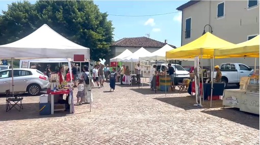In piazza Roma bancarelle di eccellenze roerine a km zero