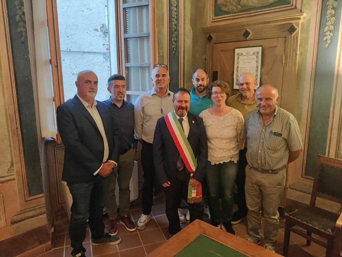 La maggioranza del sindaco Terreno all'insediamento, nel giugno 2024. terzo da sinistra il vicesindaco Ballauri La maggioranza del sindaco Terreno all'insediamento, nel giugno 2024. terzo da sinistra il vicesindaco Ballauri